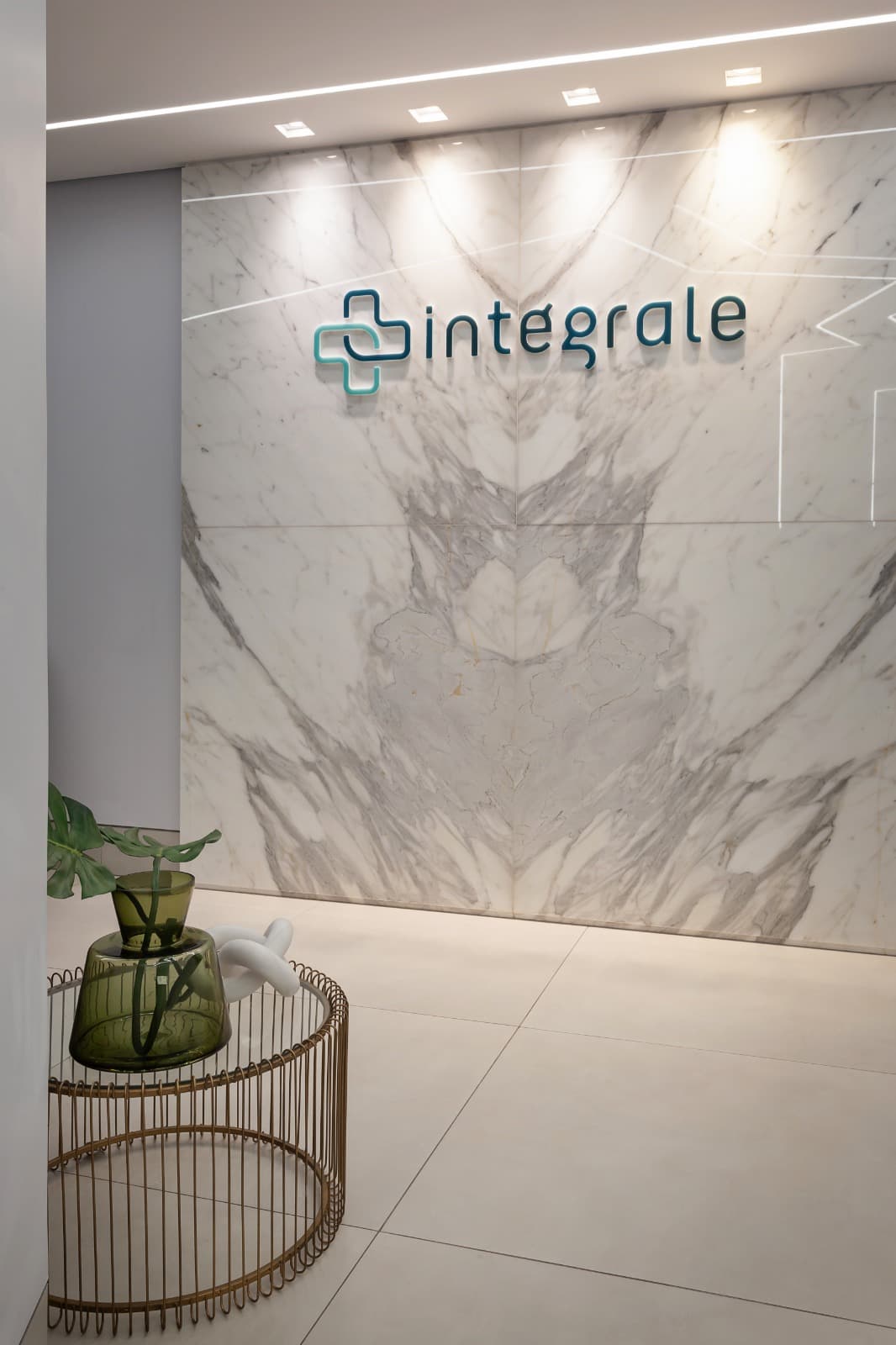 Painel de mármore com logotipo da Clínica Integrale
